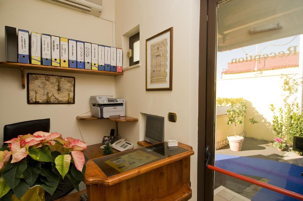 Airport Hotel - Housity