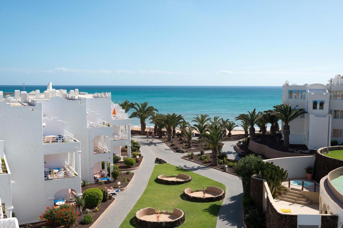 Una vista de la playa desde el balcón de un resort. en Sotavento Beach Club, en Costa Calma