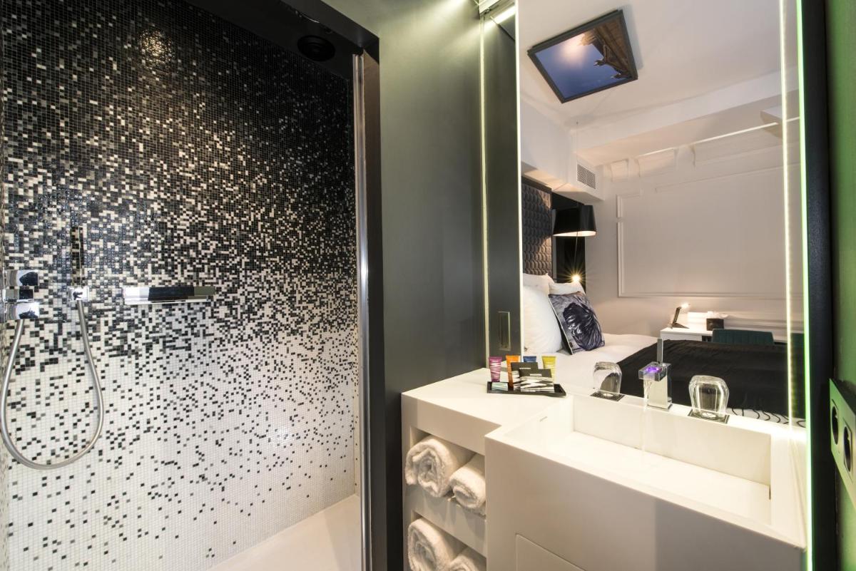 Salle de bains dans l'établissement Vertigo Hotel, By Marriott, a Member of Design Hotels