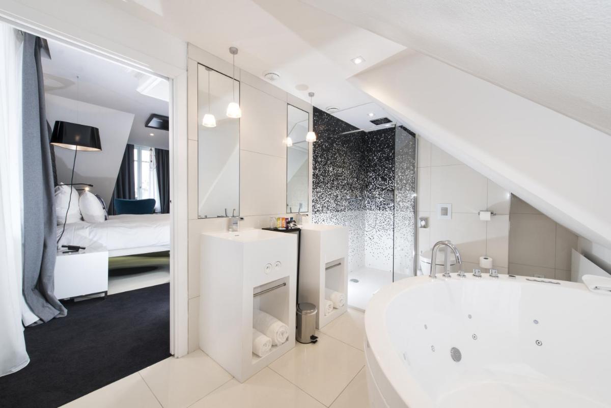 Salle de bains dans l'établissement Vertigo Hotel, By Marriott, a Member of Design Hotels