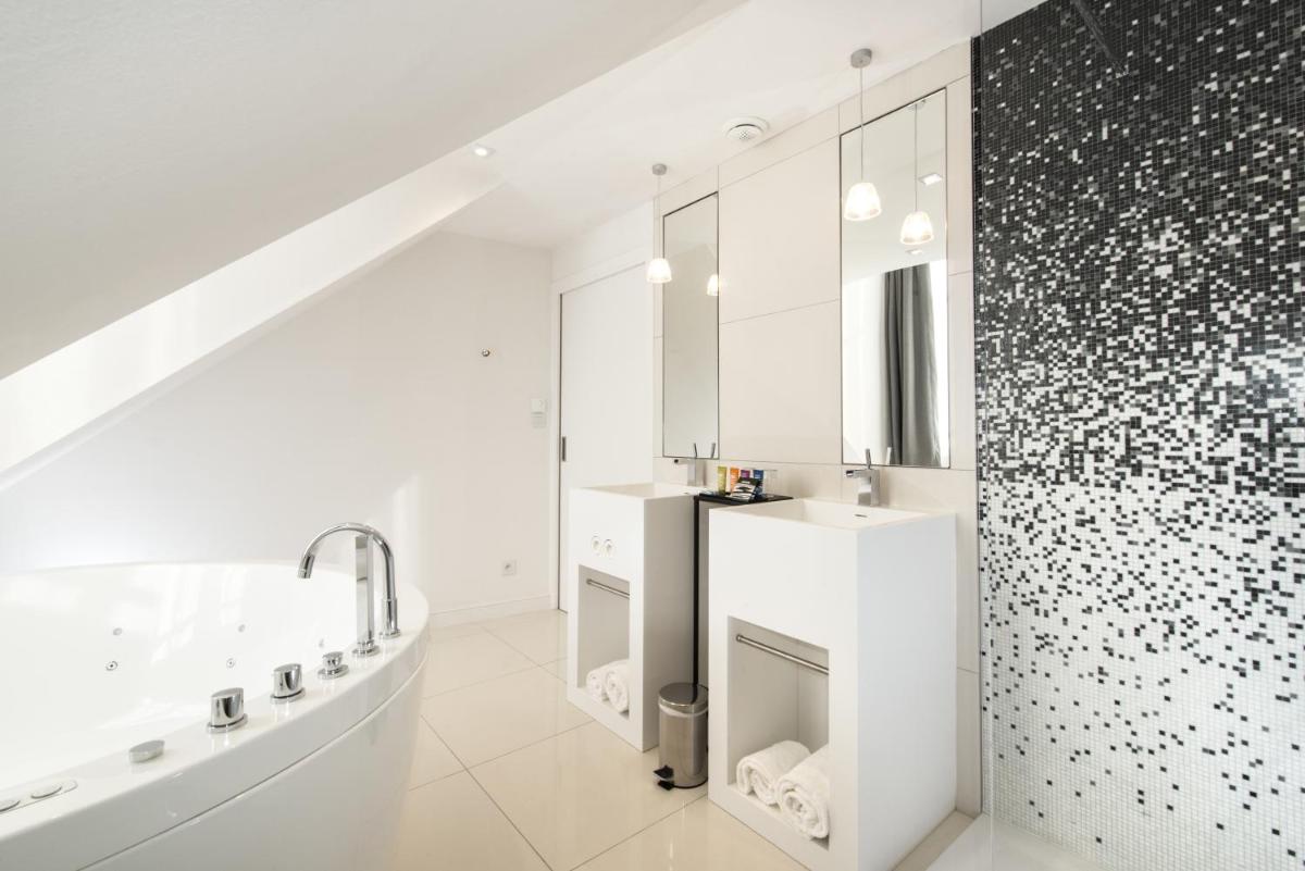 Salle de bains dans l'établissement Vertigo Hotel, By Marriott, a Member of Design Hotels