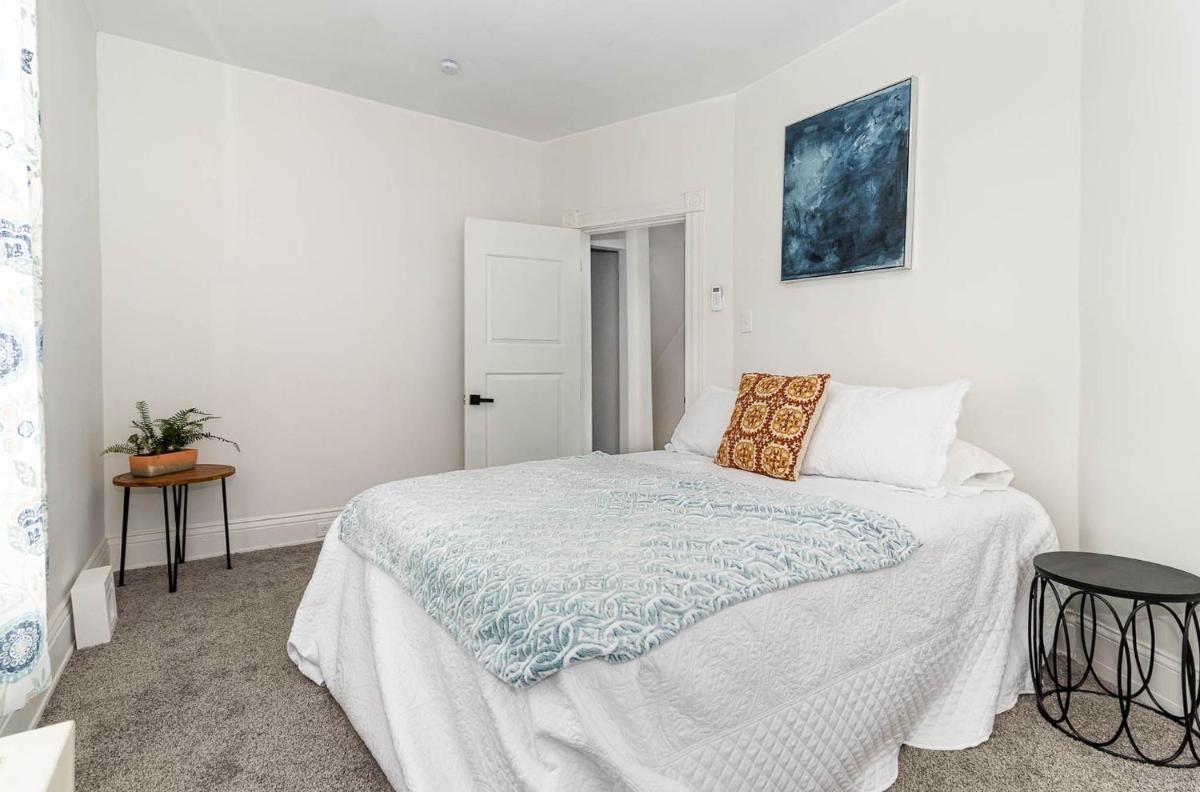 Newly Renovated House-10 Minutes From Downtown - Housity