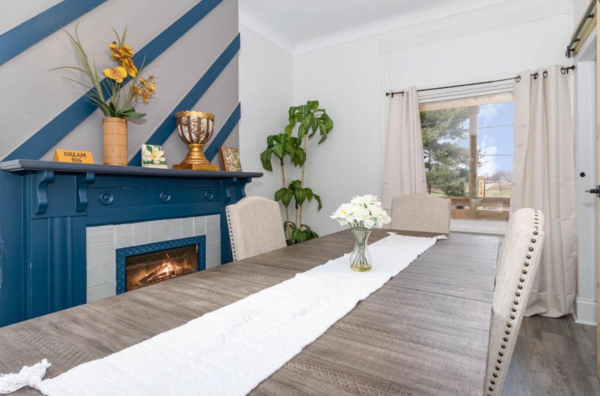 Newly Renovated House-10 Minutes From Downtown - Housity