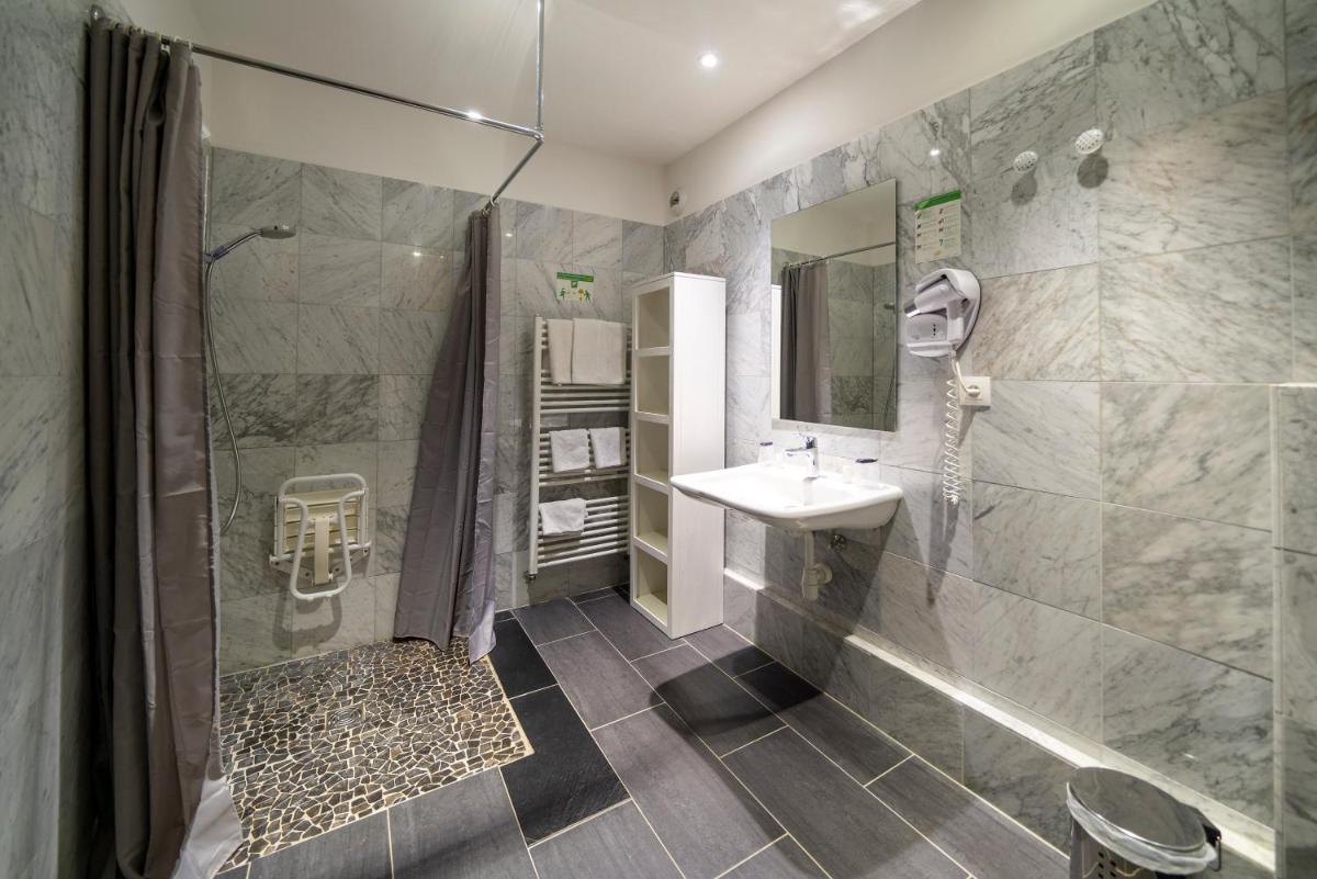 Salle de bains dans l'établissement Hôtel du Parc, Restaurant, Spa & Wellness