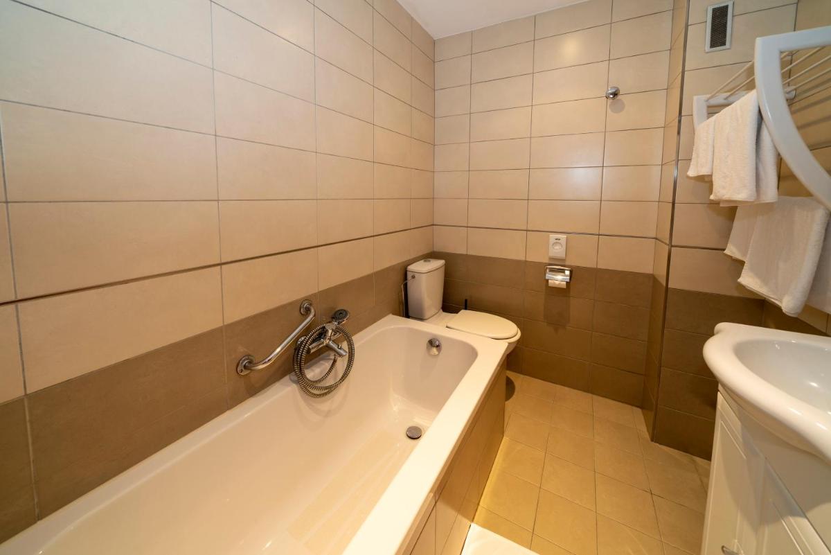 Salle de bains dans l'établissement Hôtel du Parc, Restaurant, Spa & Wellness