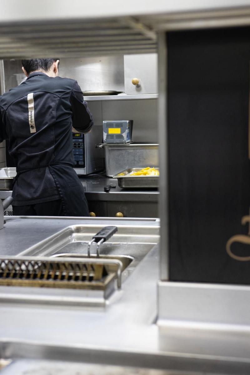 Una cocina o zona de cocina en Hotel Mas Solà