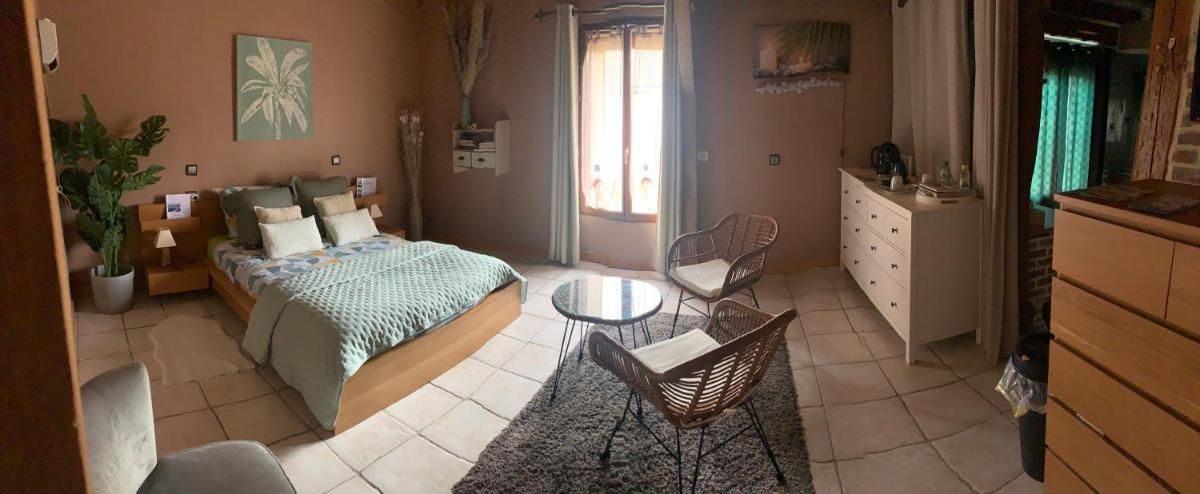 chambre salon indépendant, salle de bain wc privés, jardin privé, piscine partagée près d'un lac - Housity