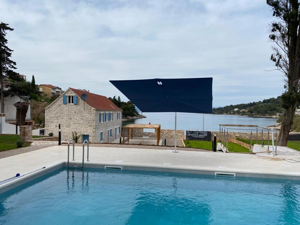 EST Villa DIOCLETIAN on Solta - luxurious villa, beachfront, private pool, outdoor BBQ, large terrace and garden, free parking - Wonderful privacy - Housity