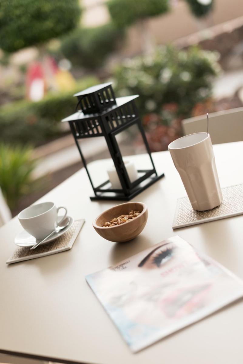 Utensilios para hacer té y café en Sotavento Beach Club