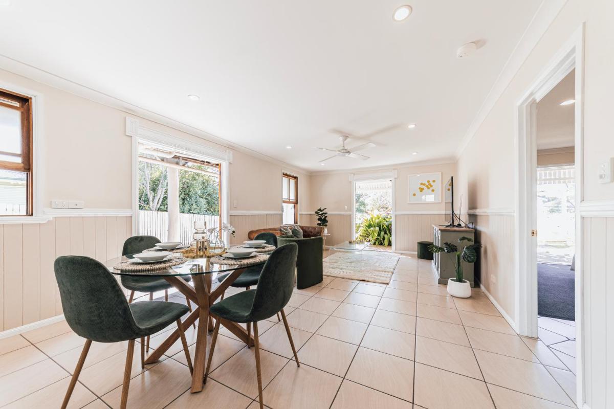Ipswich Central Colonial 4&2 house + 2&1 apartment - Housity