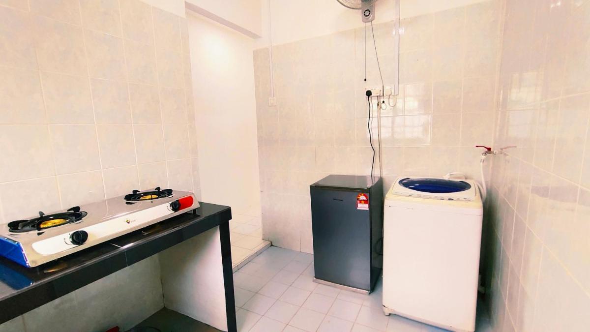 3810 Corner Tmn Putri Kulai 3BR 10pax SingleStyHouse near kulai AEON, JPO - Housity