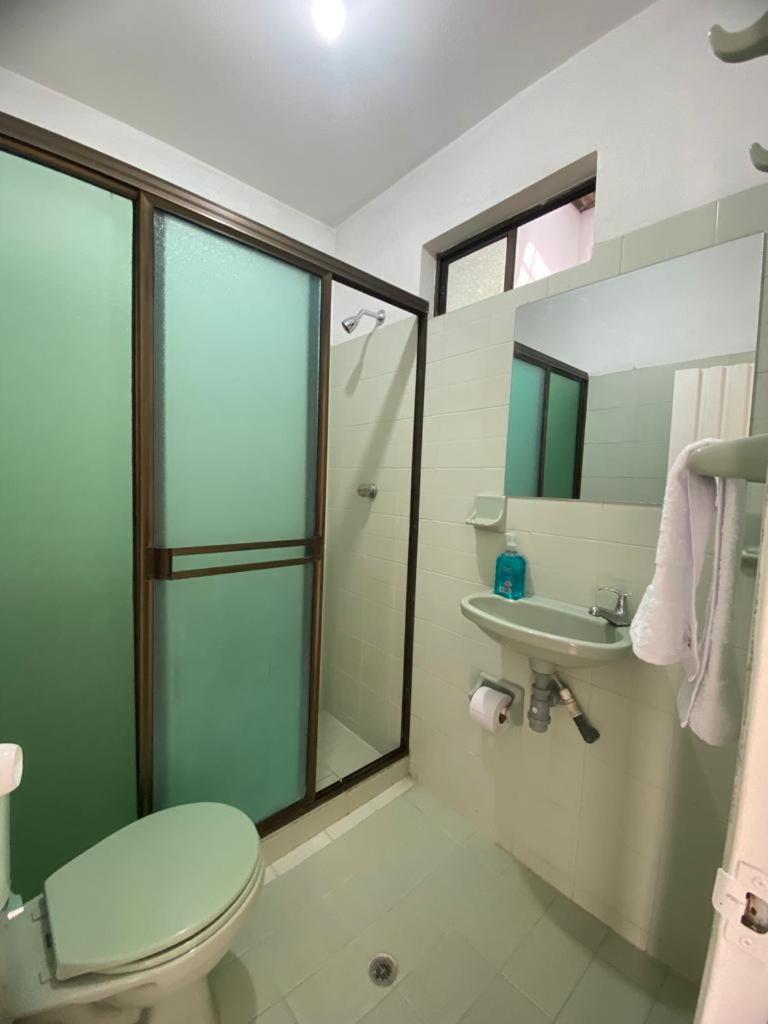 Hostal HE - Housity
