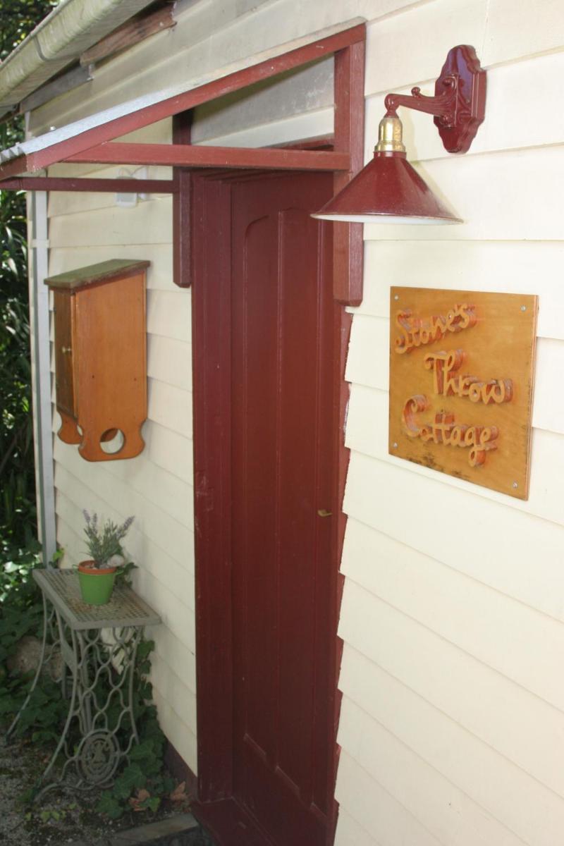 Stone's Throw Cottage Bed and Breakfast - Housity