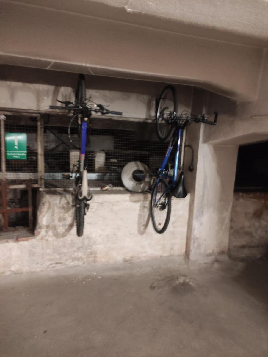 WINe and BEER club house cellar with ping pong, karaoke, board games, LAN party, bike lending service - Housity