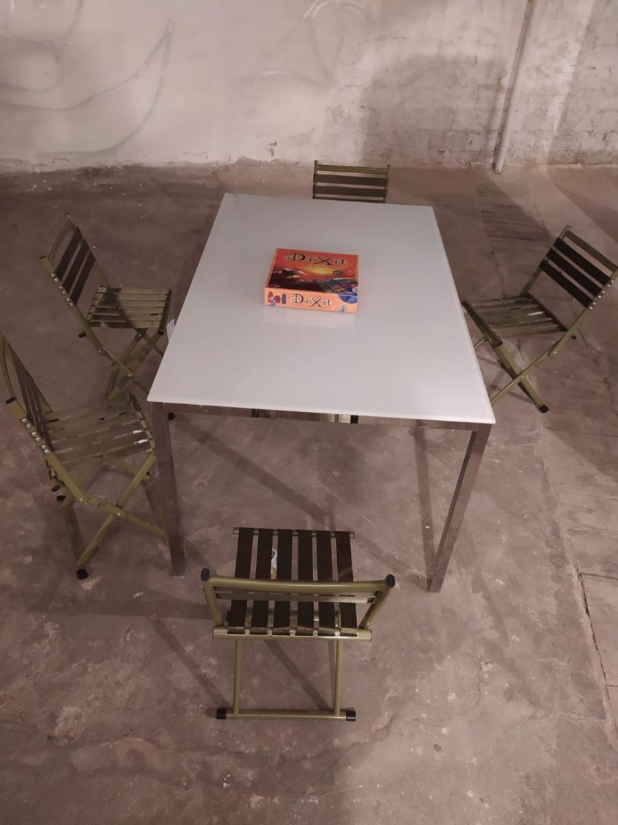 WINe and BEER club house cellar with ping pong, karaoke, board games, LAN party, bike lending service - Housity
