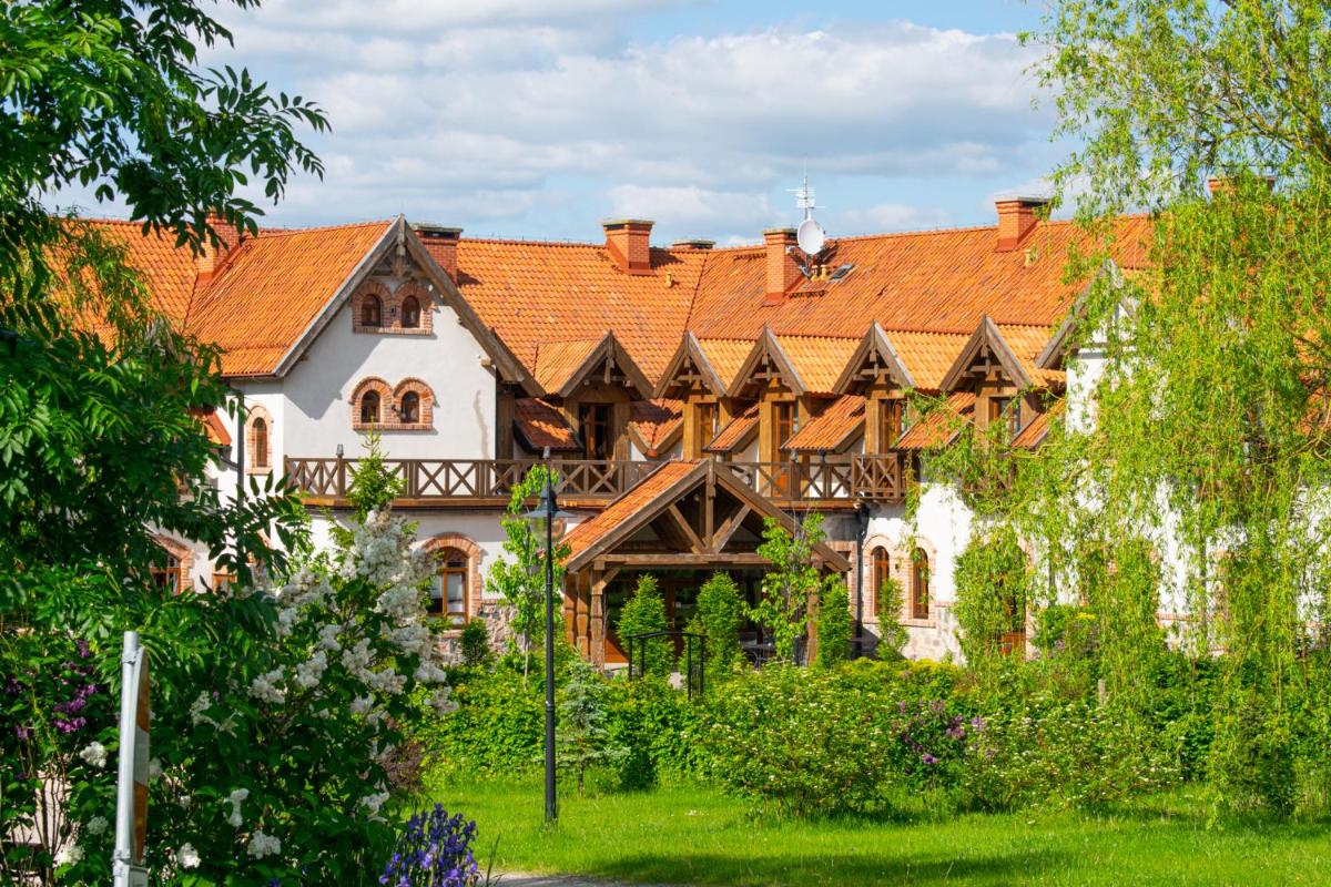 Folwark Łękuk - Housity