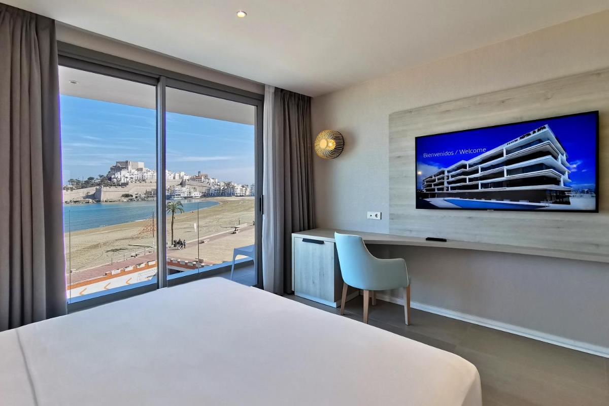 Una televisión o centro de entretenimiento en Hotel & Spa Castillo de Peñíscola 4* Sup