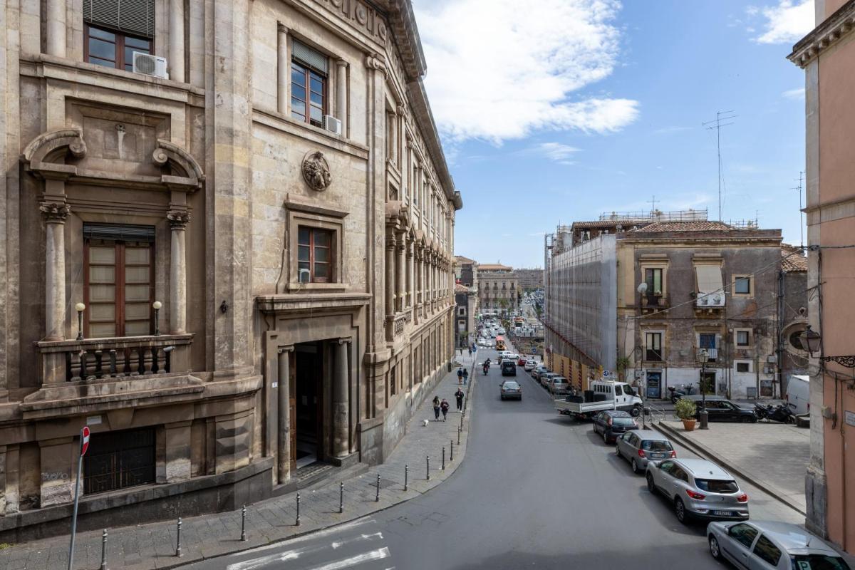 La casa di carta in piazza stesicoro - Housity
