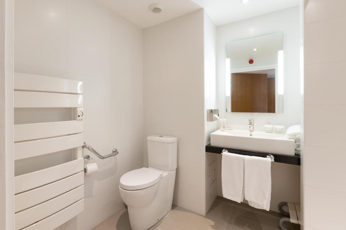 Salle de bains dans l'établissement Hôtel Riva Art & Spa