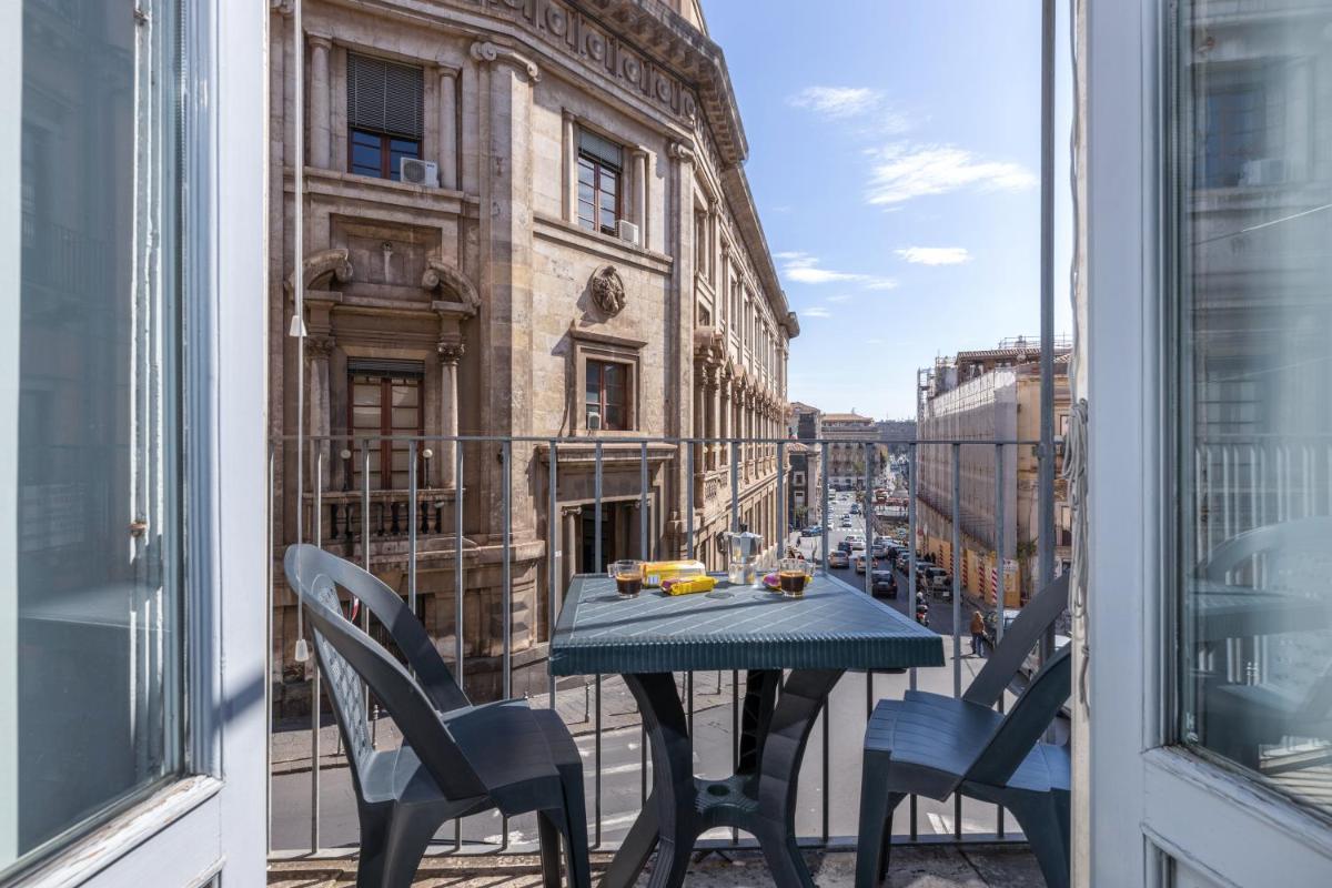 La casa di carta in piazza stesicoro - Housity