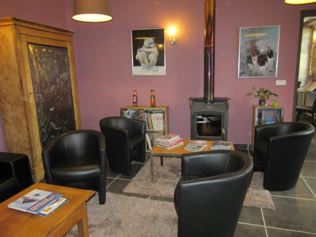 Coin salon dans l'établissement Logis Hôtel Château De Palaja