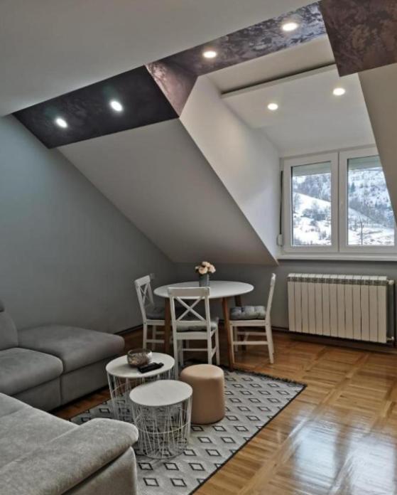 Apartman Jela - Housity