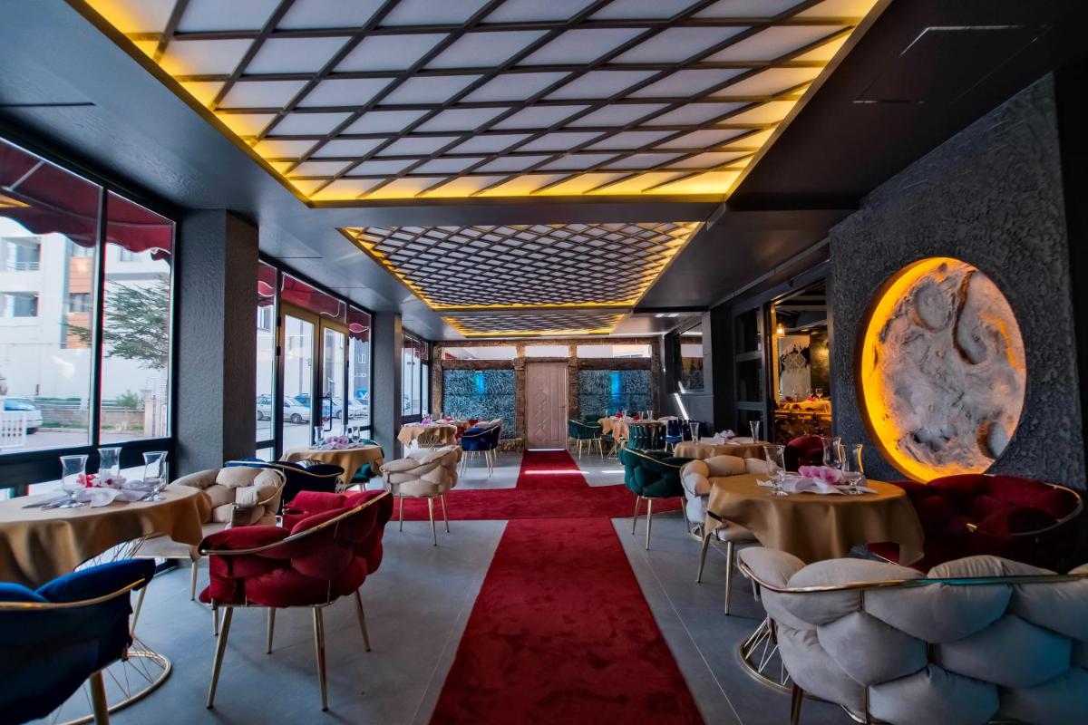 MOONDAY HOTEL - Housity
