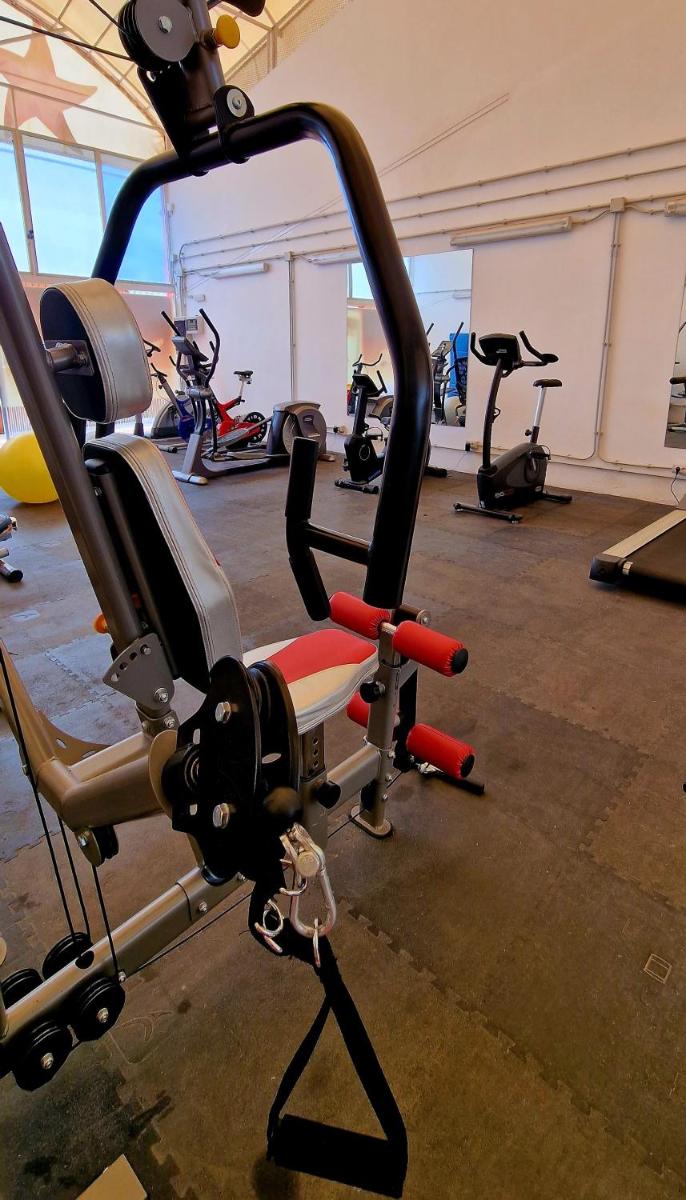 Un gimnasio con varias bicicletas estáticas en una habitación. en FBC Fortuny Resort - Adults Only, en Maspalomas