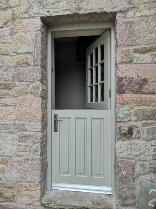Converted cattle barn overlooking Strangford Lough - Housity