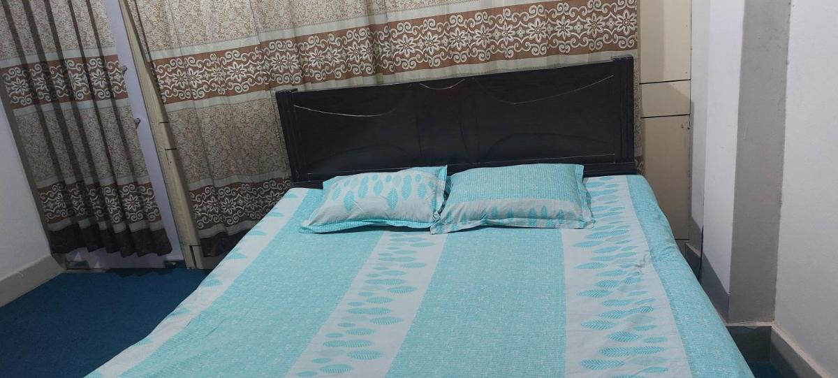 Suitetrails - Affordable AC Room With Shared Bathroom in Naya Paltan Free WIFI