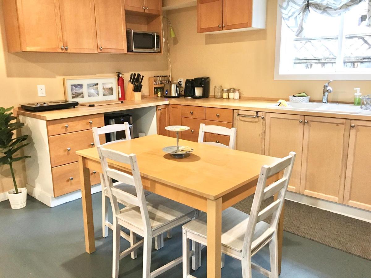 Cozy and Cute Cottage Suite in Mission - Housity