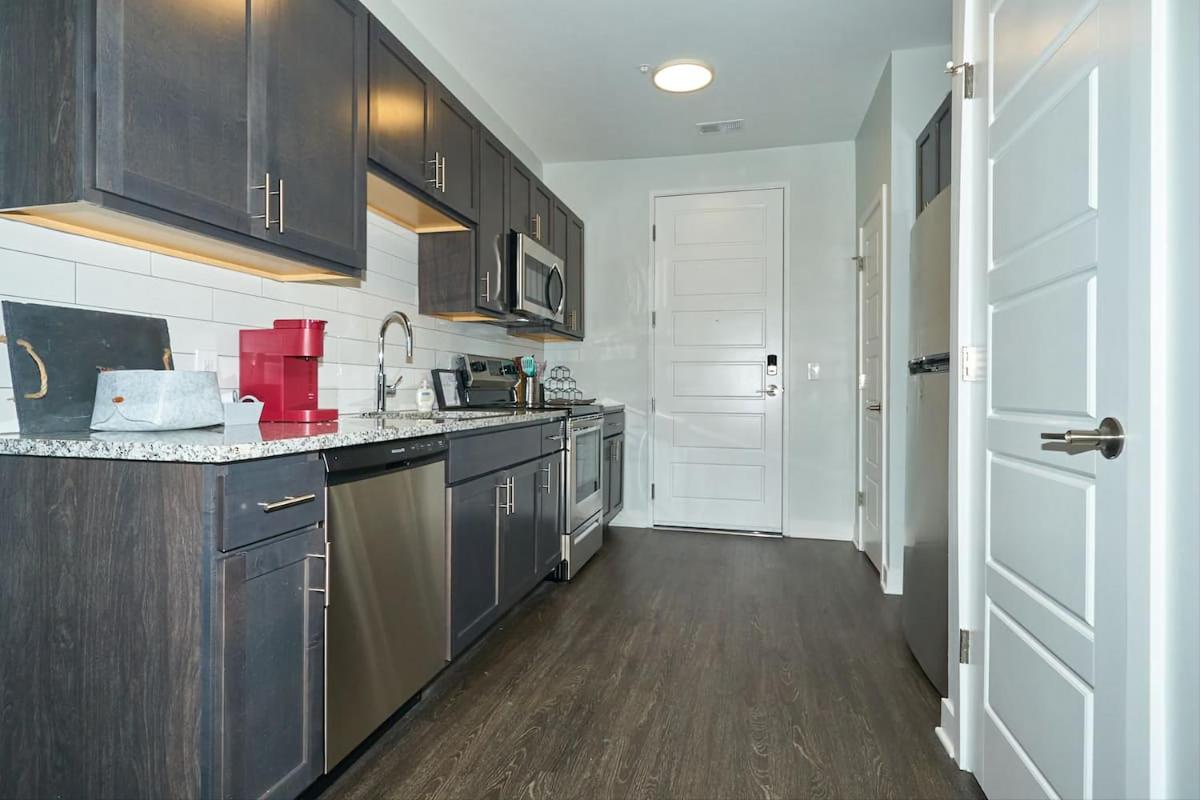 Modern & Spacious Studio Apt w Pool & Gym - Housity