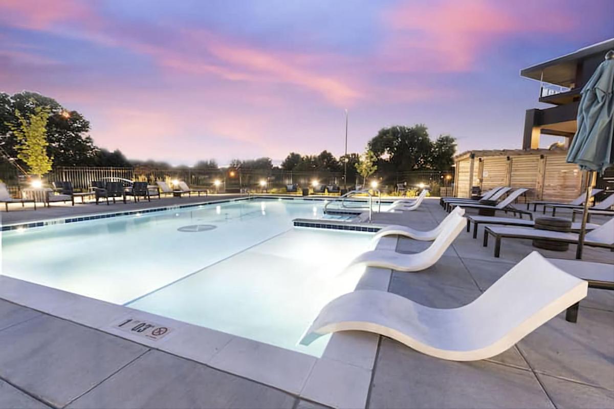 Modern & Spacious Studio Apt w Pool & Gym - Housity