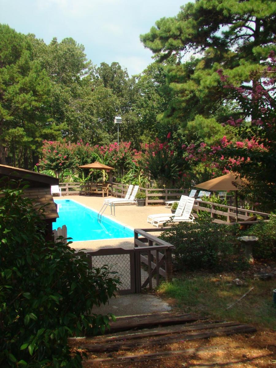 Mountain Harbor King Guest Room on Lake Ouachita - Housity