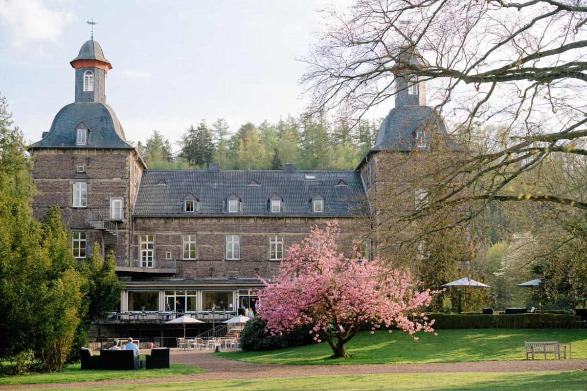 Ein Garten an der Unterkunft Schlosshotel Hugenpoet