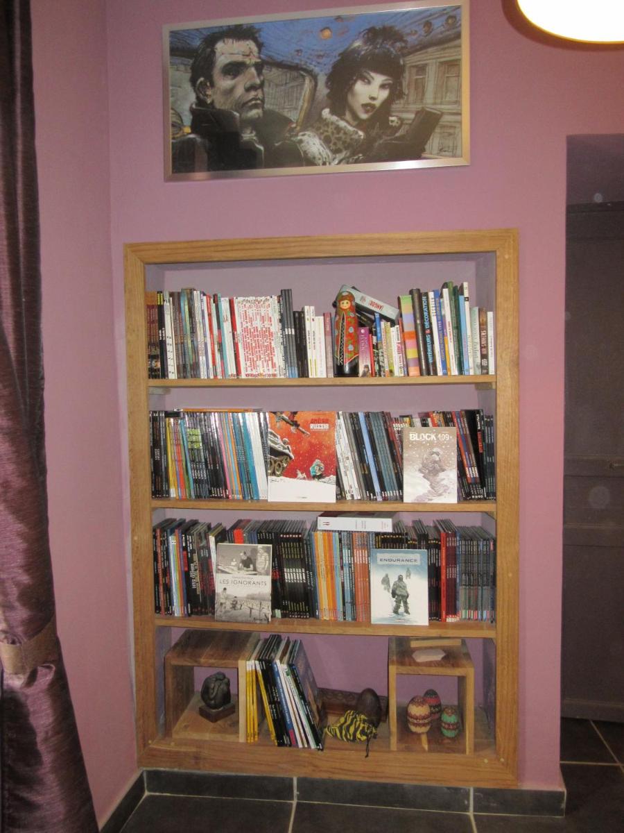 Bibliothèque dans l'hôtel