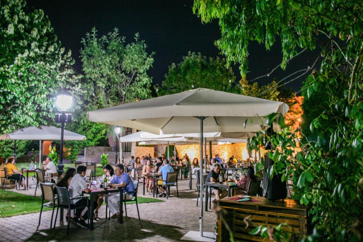 Un restaurante o sitio para comer en Hotel Comendador