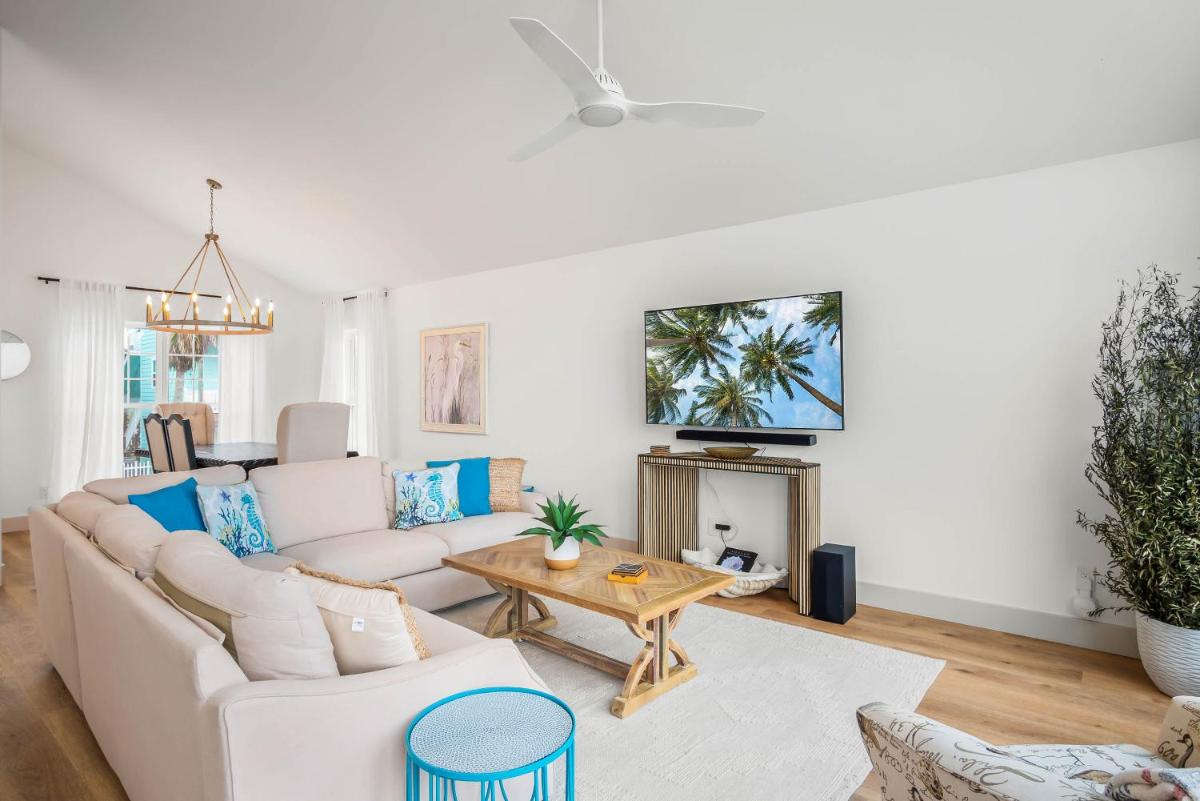 Tan Lines and Fine Wines - house - Housity
