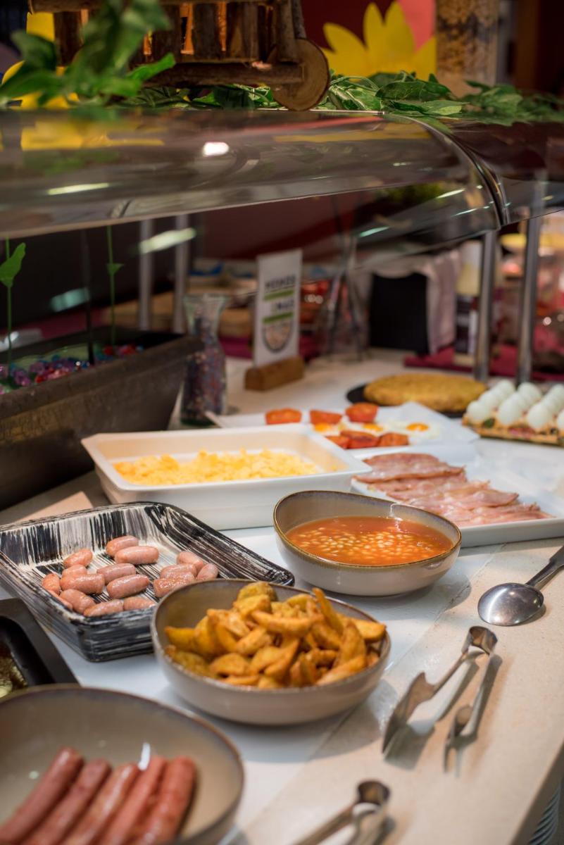 Comida en o cerca de este hotel