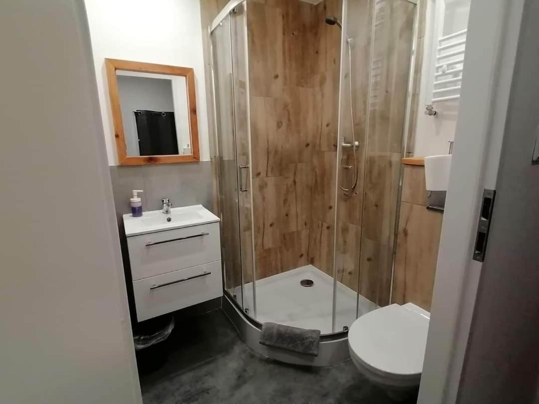 Stara Kuźnia - Housity