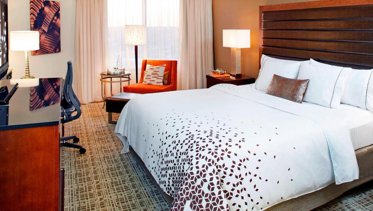 Renaissance St. Louis Airport Hotel - Housity