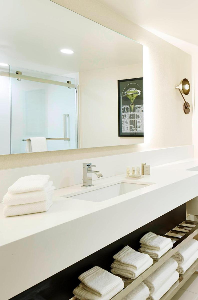 Renaissance St. Louis Airport Hotel - Housity
