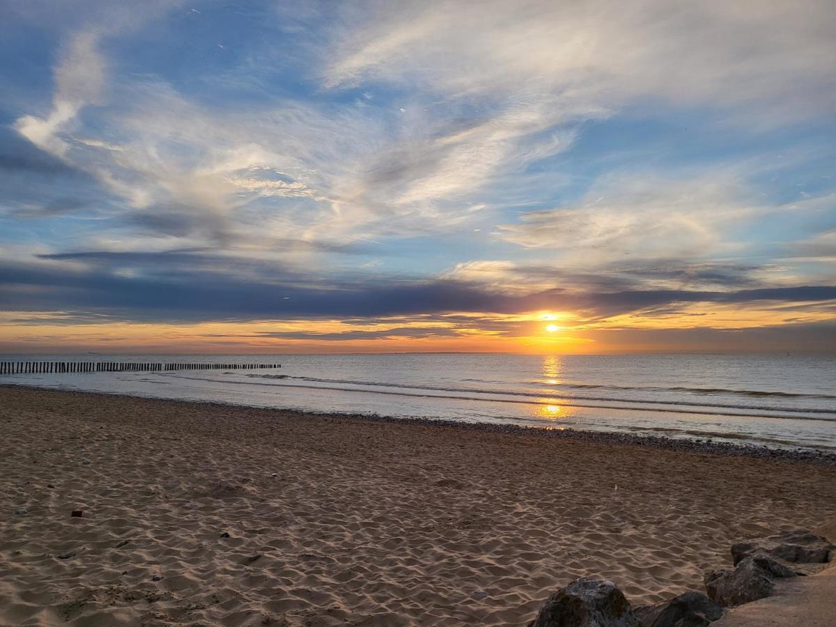 Au bout de la rue, la MER wifi accès 24 sur 24 IPTV - Housity
