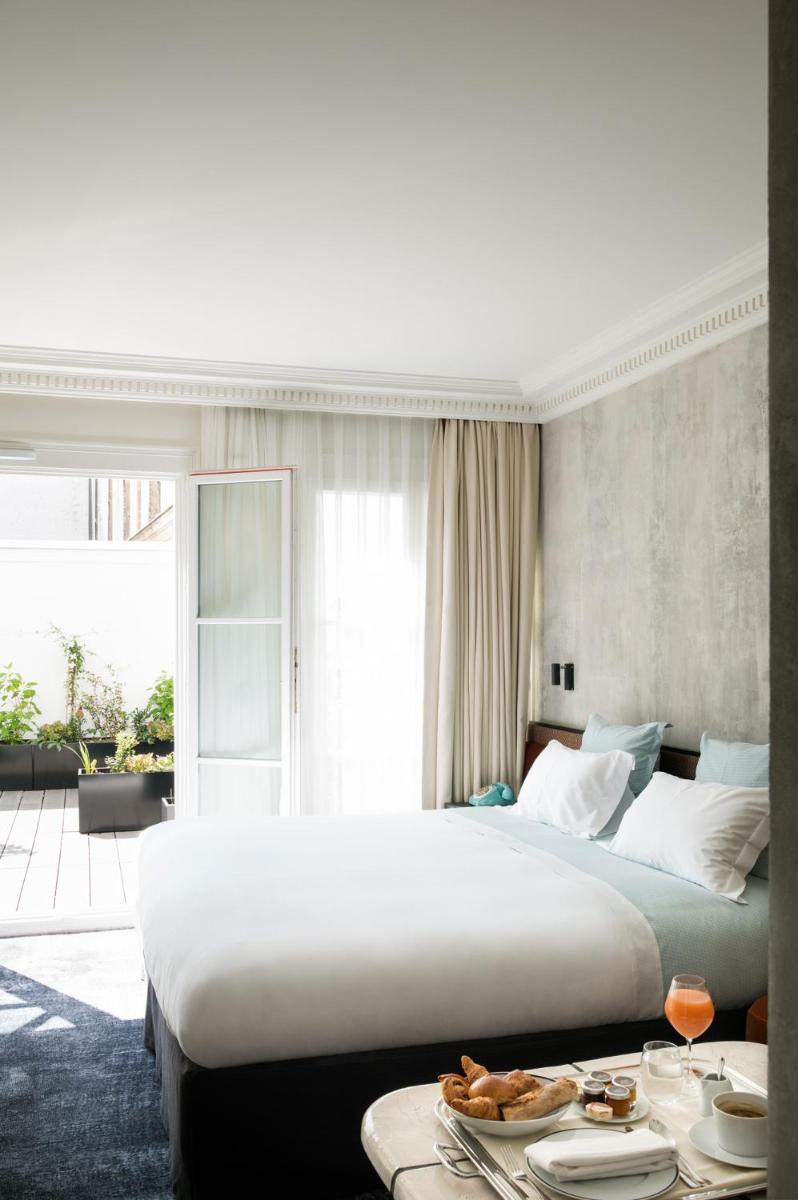 Un ou plusieurs lits dans un hébergement de l'établissement Hotel Les Bains Paris
