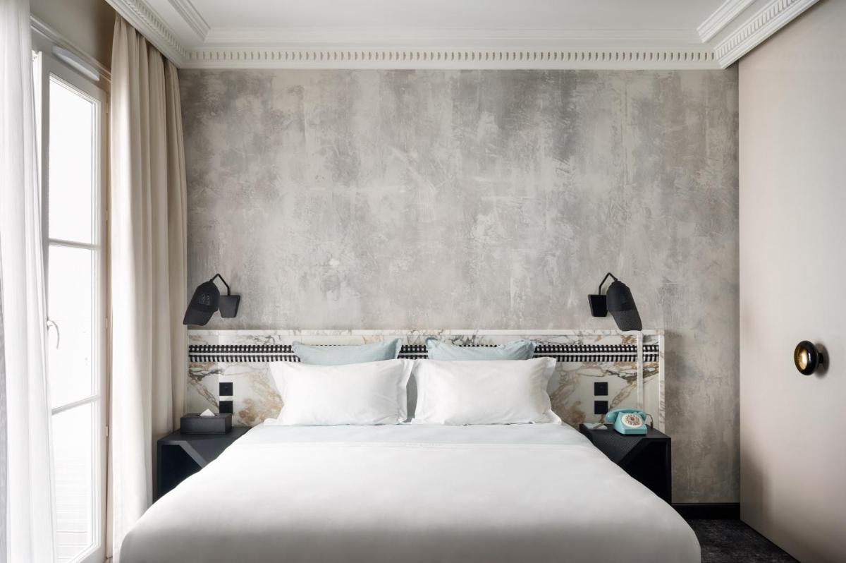 Un ou plusieurs lits dans un hébergement de l'établissement Hotel Les Bains Paris