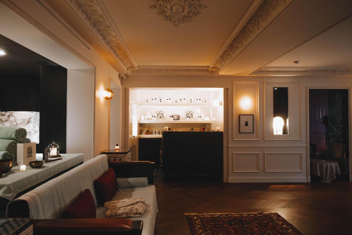 Coin salon dans l'établissement Hotel Les Bains Paris