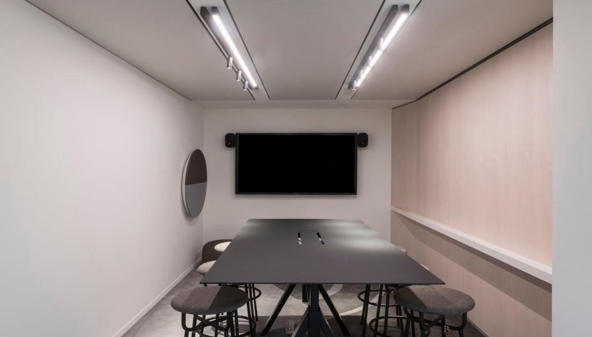 Télévision ou salle de divertissement dans l'établissement Kimpton - St Honoré Paris by IHG