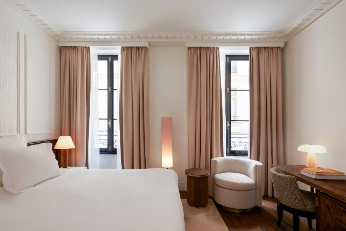 Un ou plusieurs lits dans un hébergement de l'établissement Maison Delano Paris