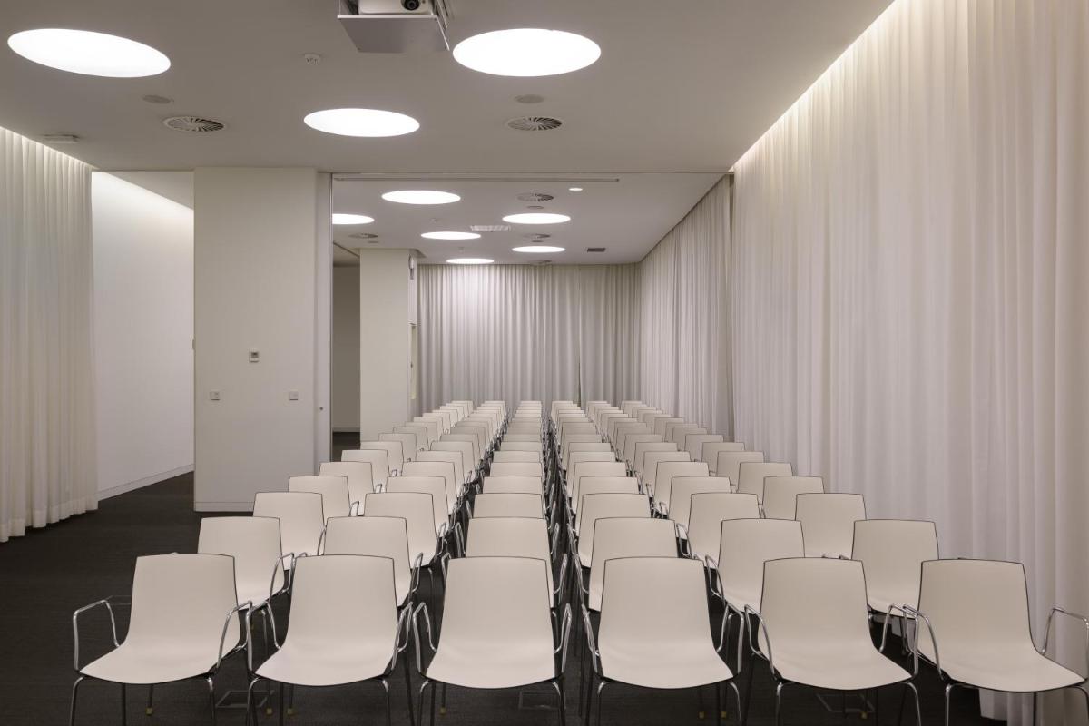 A área empresarial e/ ou a sala de conferências de Inspira Liberdade Boutique Hotel