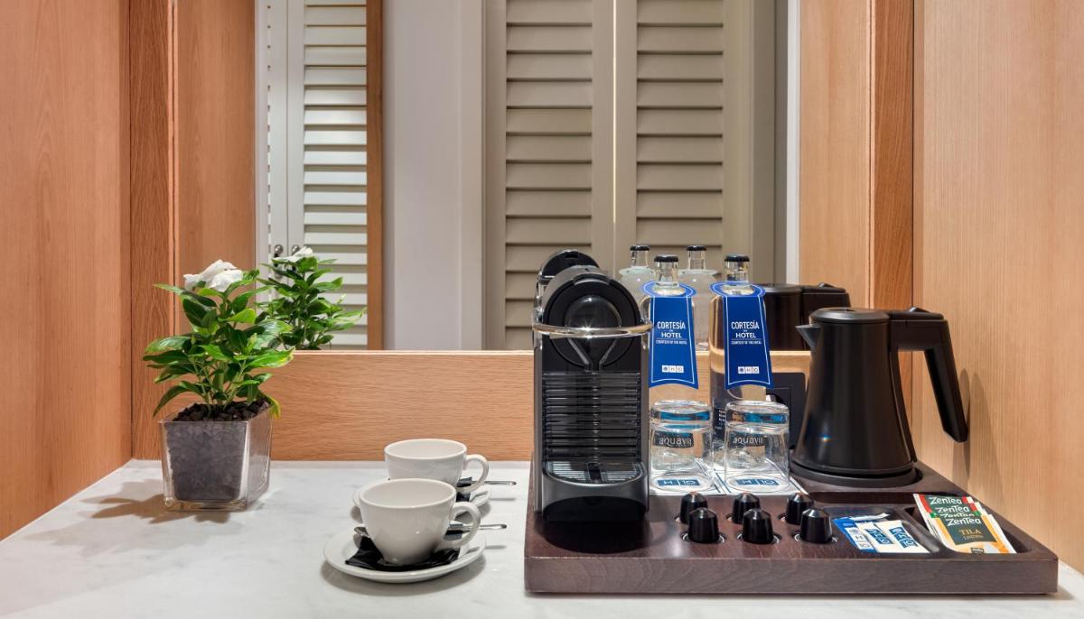 Utensilios para hacer té y café en H10 Atlantic Sunset Horizons Collection